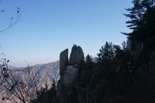 山间奇形岩石景观