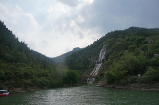 山水间的瀑布与泛舟美景