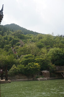 湖畔青山间的中式景致
