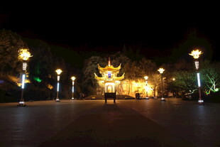 夜晚辉煌庙宇 璀璨灯火