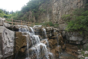 山间小瀑布景观