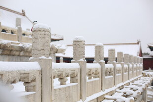 故宫雪景中的白玉石栏杆