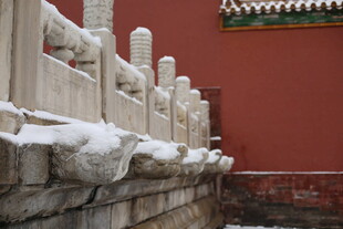 红墙雪覆石栏景