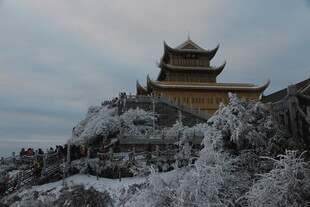 雪覆古楼 尽显静谧之美