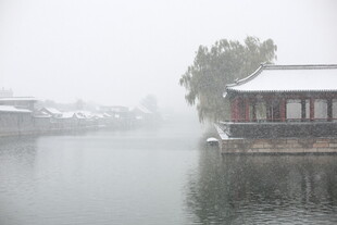 雾中水乡古建筑景观