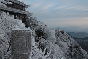 雪覆山峦古建筑景观