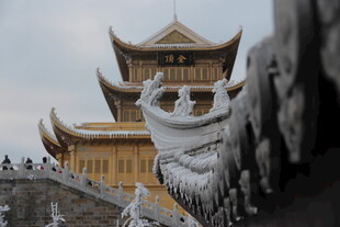 中式古建筑与石兽景观