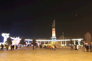 夜晚广场的热闹景象