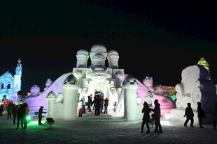 梦幻冰雪夜景 游人赏玩