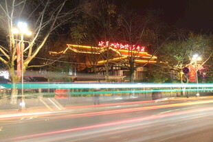 夜晚景区入口灯光璀璨