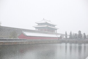 雾中古城楼映于平静水面
