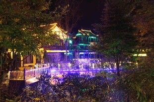 梦幻夜景中的璀璨灯光建筑