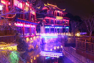 古街夜景 灯火璀璨映楼阁