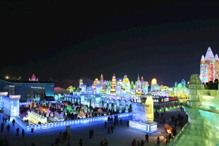 冰雪城堡夜景璀璨迷人
