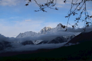 山间云雾缭绕的壮丽雪山