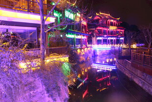 梦幻夜景中的绚丽河畔风光