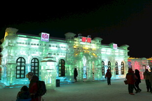 梦幻冰雕建筑夜景