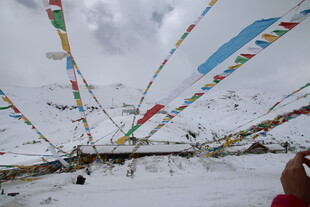 雪山上飘扬的五彩经幡