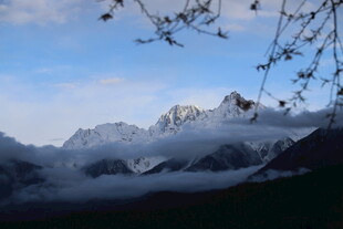 山间云雾缭绕的壮丽雪山