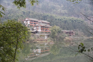 湖畔山村美景