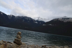 湖畔石堆与远山美景