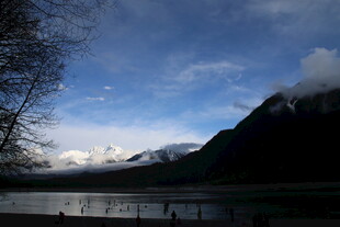 湖畔山峦美景