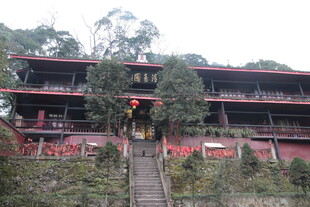 古雅中式楼阁 隐于山林间
