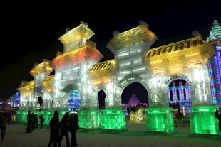 梦幻灯光下的华丽建筑