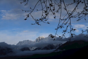 山间云雾缭绕的秀丽景致