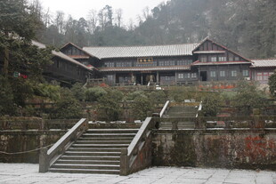 山间雪覆古雅建筑