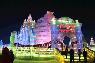 梦幻冰雕城堡夜景