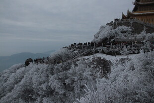 雪覆古建 山峦间的静谧景致