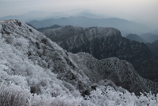 雪覆山峦壮丽景致