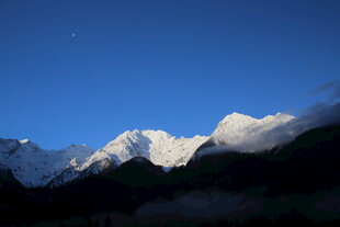 雪山夜景 月光下的壮丽山峦