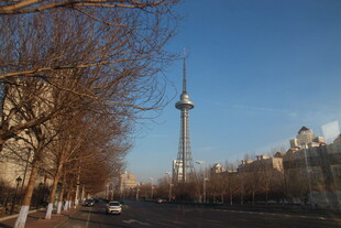 冬日城市街道与电视塔景观