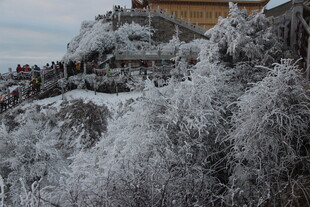 雪覆山峦上的古建筑景观
