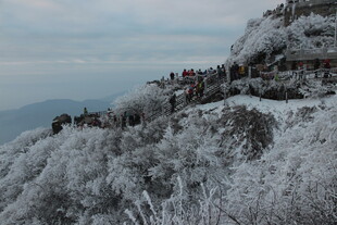 雪覆山峦游人漫步赏景