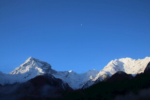 巍峨雪山蓝天壮丽景观