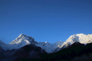 雪山壮丽夜景