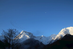 雪山蓝天美景