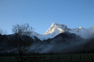 雪山晨景 云雾缭绕之美