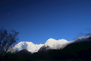 夜空下的雪山美景