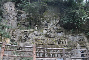 山间石景与木质围栏景观