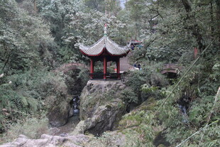 山林间的中式古亭
