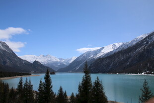 雪山下的静谧湖泊风光