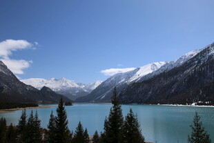 高山湖泊美景