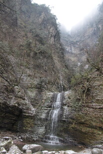山间瀑布美景