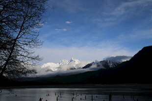 湖畔雪山美景