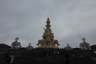 庄严古塔及周边雕像景观