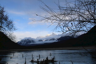 宁静山水间的冬日湖景